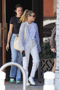 sofia-richie-out-at-south-beverly-grill-in-beverly-hills-07-17-2023-2.jpg