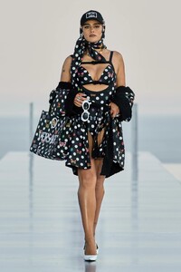 00023-versace-prefall-2023-credit-gorunway.thumb.jpg.07858ff4536d400c68b63e32f7fd190e.jpg