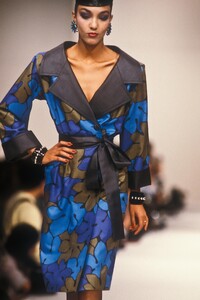 1135669045_YvesSaintLaurent1985WomenRTW3.thumb.jpg.2115dfd59dbb2f3450c578f5d92a3c92.jpg