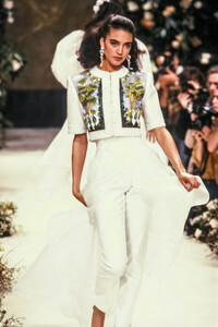 1242165701_JeanLouisScherrer1988HauteCouture109.thumb.jpg.4a83e932d28d1b9acf1517f1b41e59a6.jpg