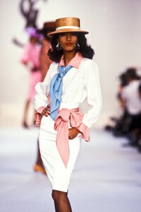 1393585642_YvesSaintLaurent1987WomenRTW97.thumb.jpg.c40f0e332f8c6fd3ea7d3012757fe29d.jpg