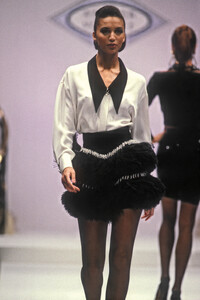 1465669377_GianniVersace1990HauteCouture23.thumb.jpg.ecb31479891488d1b04f63fab0890cb5.jpg