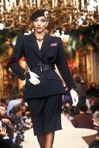 1580237044_YvesSaintLaurent1985HauteCouture73.thumb.jpg.1e4e5c1c98728c9ed97c77394b7dddeb.jpg