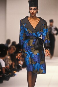 171549105_YvesSaintLaurent1985WomenRTW2.thumb.jpg.615c349d9e7231e4db96eeef893eb404.jpg