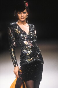 1864704876_EmanuelUngaro1991WomenRTW106.thumb.jpg.8b28032f31a77f9ad79f95a420aa3557.jpg