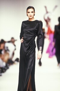 326340903_YvesSaintLaurent1989WomenRTW196.thumb.jpg.16853b2e3039bdae2a9b81639bdf83d7.jpg