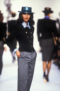 867780301_YvesSaintLaurent1987WomenRTW94.thumb.jpg.73fe2e8d056f9f69579ca84346a8e751.jpg