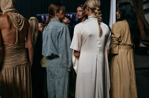 SS24-CopenhagenFashionWeek-Gestuz-Backstage-@tonyamatyu-22.thumb.jpg.a6db83e3aea42ee5f8131ec3e1d41698.jpg