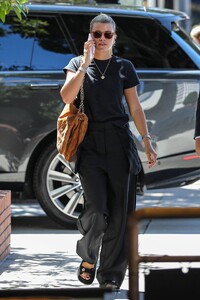 Sofia-Richie---Makes-her-way-to-South-Beverly-Grill-in-Beverly-Hills-04.jpg