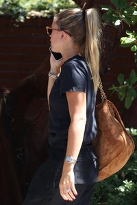 Sofia-Richie---Makes-her-way-to-South-Beverly-Grill-in-Beverly-Hills-07.jpg