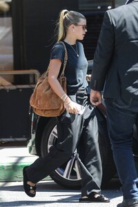 Sofia-Richie---Makes-her-way-to-South-Beverly-Grill-in-Beverly-Hills-17.jpg