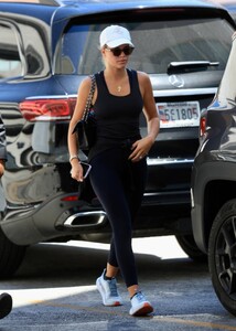 Sofia-Richie---Shows-off-her-wedding-ring-with-Elliot-Grainge-in-Beverly-Hills-01.jpg