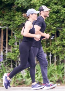 jennifer-garner-and-john-miller-out-jogging-in-brentwood-08-14-2023-3.jpg