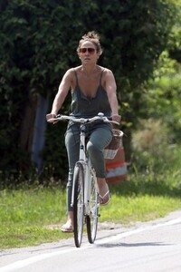 jennifer-lopez-on-a-bike-ride-in-the-hamptons-08-02-2023-7.jpg