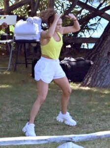 jennifer-lopez-rehearsing-a-dance-routine-on-holiday-in-amalfi-coast-08-08-2023-3.jpg