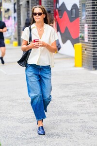 katie-holmes-out-and-about-in-new-york-08-08-2023-0.jpg