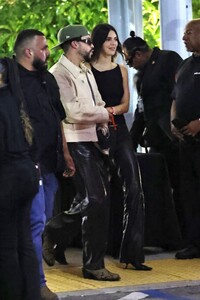 kendall-jenner-and-bad-bunny-arrives-at-drake-s-it-s-all-a-blur-concert-in-inglewood-08-14-2023-5.jpg