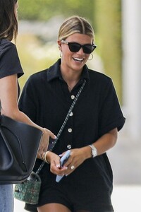 sofia-richie-out-for-a-friendly-lunch-meet-at-il-pastaio-in-beverly-hills-08-01-20232-2.jpg