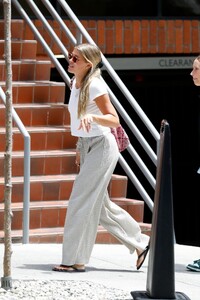 sofia-richie-out-for-lunch-with-friends-in-brentwood-07-24-2023-0.jpg