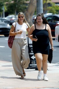 sofia-richie-out-for-lunch-with-friends-in-brentwood-07-24-2023-4.jpg