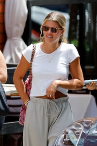 sofia-richie-out-for-lunch-with-friends-in-brentwood-07-24-2023-5.jpg