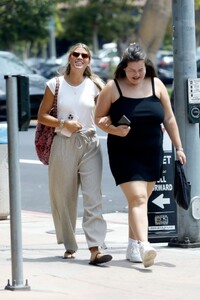 sofia-richie-out-for-lunch-with-friends-in-brentwood-07-24-2023-9.jpg