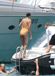 zoe-saldana-in-swimsuit-at-a-yacht-in-sardinia-07-23-2023-3.jpg
