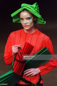 KarlieJohnson f99isseyMiyake-.jpg