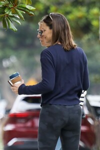 jennifer-garner-enjoys-coffee-with-friends-in-santa-monica-09-06-2023-4.jpg