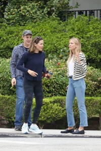 jennifer-garner-enjoys-coffee-with-friends-in-santa-monica-09-06-2023-5.jpg