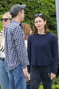 jennifer-garner-enjoys-coffee-with-friends-in-santa-monica-09-06-2023-7.jpg