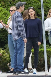 jennifer-garner-enjoys-coffee-with-friends-in-santa-monica-09-06-2023-9.jpg