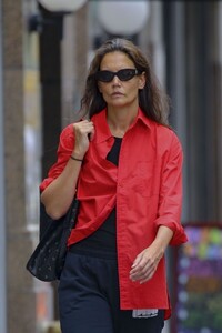 katie-holmes-out-and-about-in-new-york-08-14-2023-6.jpg