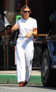 sofia-richie-out-for-lunch-in-beverly-hills-09-18-2023-0.jpg