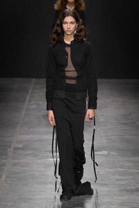 00026-ann-demeulemeester-spring-2023-ready-to-wear-credit-gorunway.thumb.jpg.96d3703b3cd4d611afb4d09e8aff8aa8.jpg