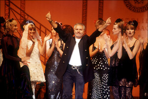 Fashion Show Versace aw 1993 (6).jpg