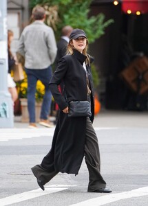 elizabeth-olsen-and-robbie-arnett-out-in-new-york-10-19-2023-1.jpg