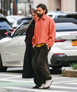 elizabeth-olsen-and-robbie-arnett-out-in-new-york-10-19-2023-4.jpg