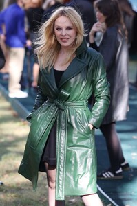 kylie-minogue-burberry-show-at-lfw-09-18-2023-1.jpg