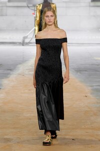 00047a-gabriela-hearst-spring-2023-ready-to-wear-credit-gorunway.thumb.jpg.0e5e0628074119cd6264d38c126b6364.jpg