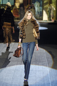 09587_celebrity_city_Roberto_Cavalli_Milan_Fall_06_63_123_25lo.thumb.jpg.879711693f79254a832c50b5656a29a7.jpg