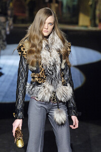 12351_celebrity_city_Roberto_Cavalli_Milan_Fall_06_179_123_35lo.thumb.jpg.e61c66222450a6a04cec1536e18ee2da.jpg