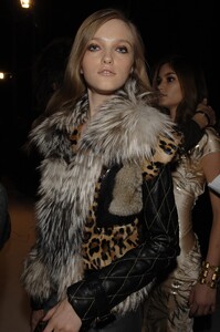 30464_celebrity_city_Roberto_Cavalli_Milan_Fall_06_Backstage_111_123_93lo.thumb.jpg.01eddd12cc6ffcdab5a350aa272bce55.jpg