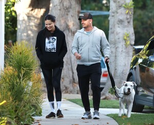 adriana-lima-leaves-her-residence-in-la-52313506651.thumb.jpg.49e785fe0420a840f1888fdd01314709.jpg