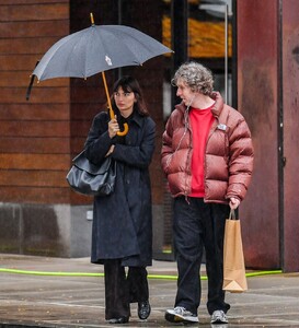 alyssa-miller-and-ariel-rechtshaid-on-a-rainy-day-in-new-york-city-10-29-2023-2.jpg