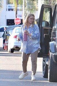 hilary-duff-out-at-a-park-in-los-angeles-11-24-2023-4.jpg