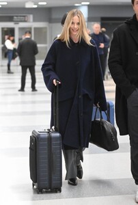 margot-robbie-and-tom-ackerley-at-jfk-airport-in-new-york-11-26-2023-1.jpg