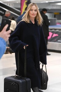 margot-robbie-arrives-at-airport-in-new-york-11-26-2023-0.jpg