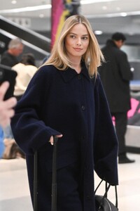 margot-robbie-arrives-at-airport-in-new-york-11-26-2023-2.jpg