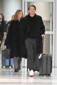 margot-robbie-arrives-at-airport-in-new-york-11-26-2023-3.jpg